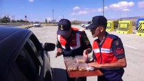 ÖMER ŞAHIN - Jandarma Ekipleri Trafikte Aşure Dağıttı