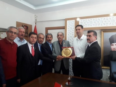Muhtarlardan Kaymakam Gülenç'e Plaket