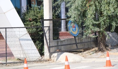Okulun Bahçe Demir Kapısı Küçük Öğrencinin Üzerine Düştü