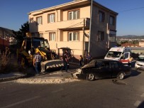 İŞ MAKİNASI - Otomobil İle İş Makinası Çarpıştı; 1 Yaralı