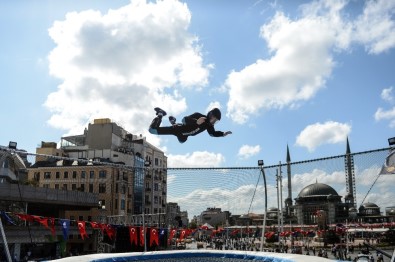 Taksim Semalarında Vatandaşlar Havada Süzüldü