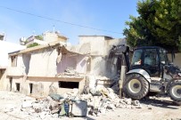 Akdeniz'de Metruk Binaların Yıkımı Sürüyor