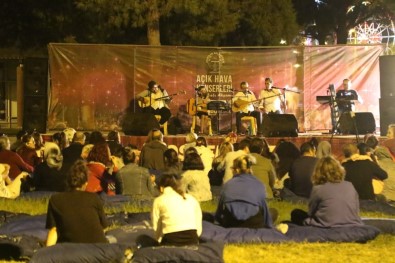 Akhisar'da Açıkhava'da Müzik Ziyafeti