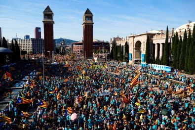 Ayrılıkçı Katalanlar Barselona Sokaklarını Doldurdu
