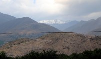 Erzincan'ın En Yüksek Noktası Esence'ye Mevsimin İlk Karı Düştü Haberi