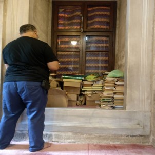 Eyüp Sultan Camisi'nde Kur'an-I Kerim Ve İlmihal Kitaplarının Yere Bırakılmasına Tepki