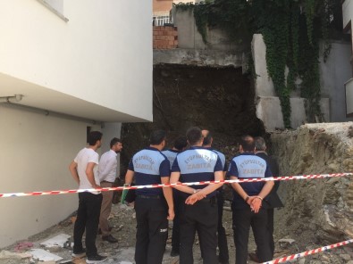 Eyüp Sultan'da Duvar Çöktü Açıklaması İki Bina Tahliye Edildi