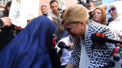HDP Önünde Aileleri Ziyaret Eden Nevin Gökçek Gözyaşlarını Tutamadı