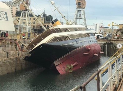 İtalya'da 90 Metrelik Lüks Yat Limanda Devrildi