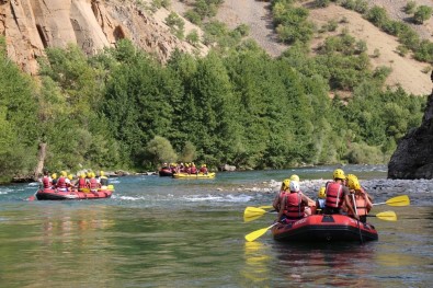 Kanserle Mücadeleye Raftingle Dikkat Çektiler