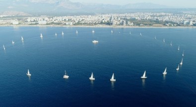 Konyaaltı Sahili Açıklarında Yelkenli Şovu