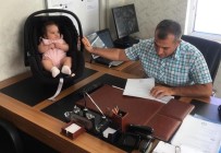 FEVZI ÇAKMAK - Okul Müdürü Çocuğa Bakıyor, Öğretmen De Öğrencilere Ders Veriyor