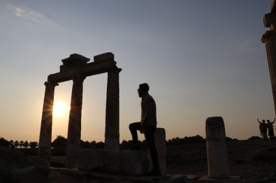 Pamukkale'de Gün Batımı Turistleri Mest Ediyor