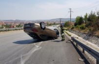 KAVACıK - Rampadan İnen Otomobil Çekiciye Çarptı Açıklaması 2 Yaralı