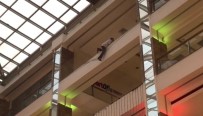 GÜVENLİK GÖREVLİSİ - Bakırköy'de AVM'de Korku Dolu Dakikalar