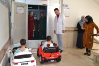 AKÜLÜ ARABA - Çocuklar Gülerek Bindikleri Akülü Arabayla Ameliyata Giriyor