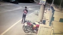 TEKSTİL İŞÇİSİ - Denizli'de Motosiklet Hırsızlığı Güvenlik Kamerasında
