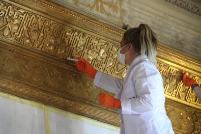 Dolmabahçe Sarayı'ndaki En Büyük Altın Varak Tablo Çerçevesi Restorasyonda