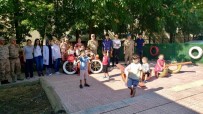 KARDAN ADAM - Jandarma,  Geri Dönüşüm Malzemelerinden Çocuklara Oyun Bahçesi Yaptı