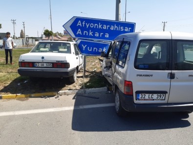 Konya'da Otomobille Hafif Ticari Araç Çarpıştı Açıklaması 7 Yaralı