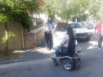 KALDIRIM İŞGALİ - Manisa Büyükşehir Zabıtası Engelli Vatandaşların Yanında