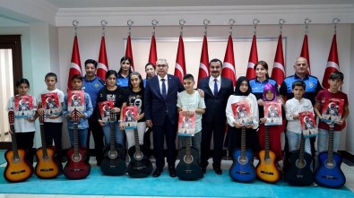 Muş'ta Gitar Kursunu Tamamlayan Öğrenciler, Sertifikalarını Vali Gündüzöz'ün Elinden Aldılar