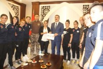 İDRIS AKBıYıK - Polisten Hakkari Kadın Takımına Nakdi Destek