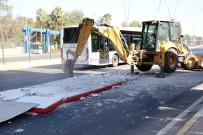 İŞ MAKİNESİ - Tır Üzerindeki Trafo Üst Geçide Takıldı