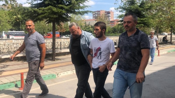 Annesini 50 yerinden bıçaklayarak öldürdü