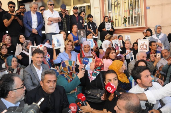 Sanatçılardan Diyarbakır annelerine destek