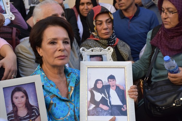 Sanatçılardan Diyarbakır annelerine destek
