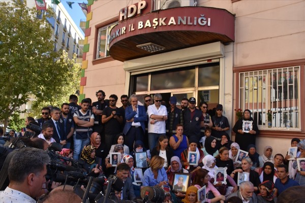Sanatçılardan Diyarbakır annelerine destek