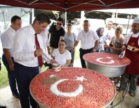 TÜRK BAYRAĞI - 5 Bin Kişiye Ay Yıldızlı Aşure İkram Edildi