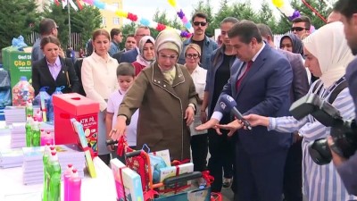 Emine Erdoğan, Öğrencilere Atıktan Üretilen Defter Dağıttı