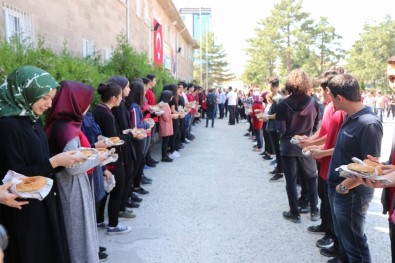 Nevşehir'de Anadolu Lisesi 9.Sınıf Öğrencilerine Simit İkram Edildi