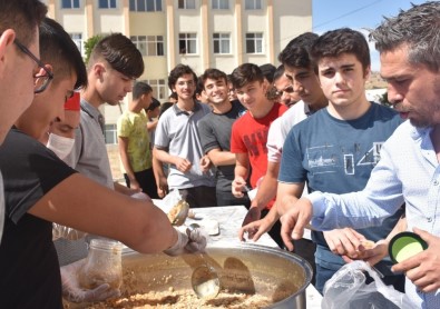 Öğrencilerin Aşure Kuyruğu