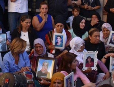 Sanatçılardan Diyarbakır annelerine destek