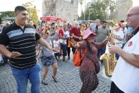 NOSTALJI - Turistler Şehrin Merkezinde Erik Dalı Oynadı