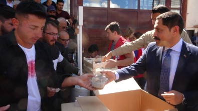 Vali Masatlı, Aşure Dağıttı