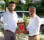 İHLAS - Yenişehir Belediye Başkanı Aydın'dan İHA'ya Plaket
