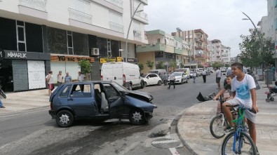 Antalya'da Otomobilin Çarptığı Minibüs Park Halindeki Araçlara Vurdu Açıklaması 1 Yaralı