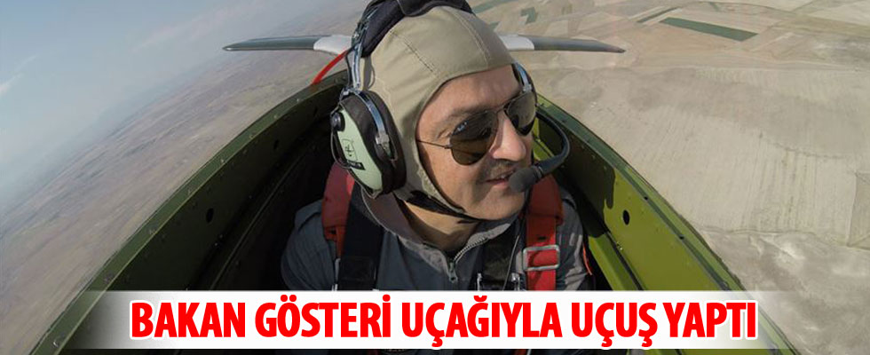 Bakan Pakdemirli gösteri uçağıyla uçuş yaptı