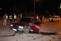 Karaman'da Otomobil İle Hafif Ticari Araç Çarpıştı Açıklaması 2 Yaralı