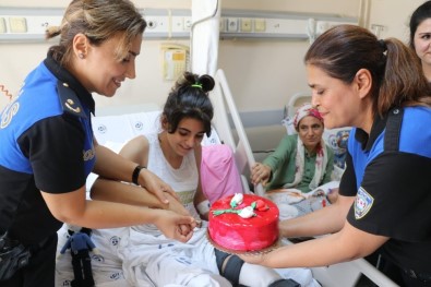 Polisler, Eylül'ün Doğum Gününü Hastanede Kutladı