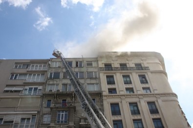 Şişli'de 9 Katlı Bir Binanın Çatısında Yangın