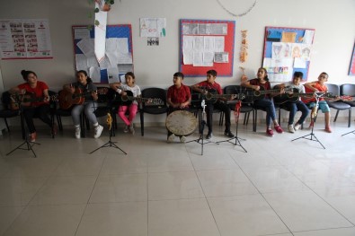 Suriyeli Çocuklar Savaşın İzlerini Müzikle Siliyor