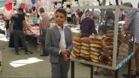 YUNUS POLİSİ - Takım Elbisesiyle Tezgah Başına Geçip, Okul Harçlığı İçin Simit Satıyor