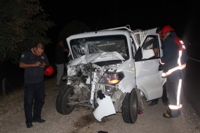 Traktör İle Pikap Kafa Kafaya Çarpıştı Açıklaması 3 Yaralı