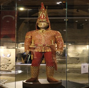 'Altın Elbiseli Adam' Ankara'da