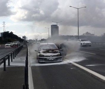 TEM Otoyolu'nda Otomobil Alev Alev Yandı